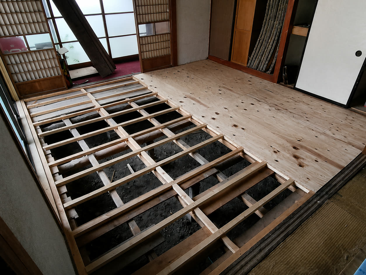 施工中の床下地(根太の組み直しと合板貼り)